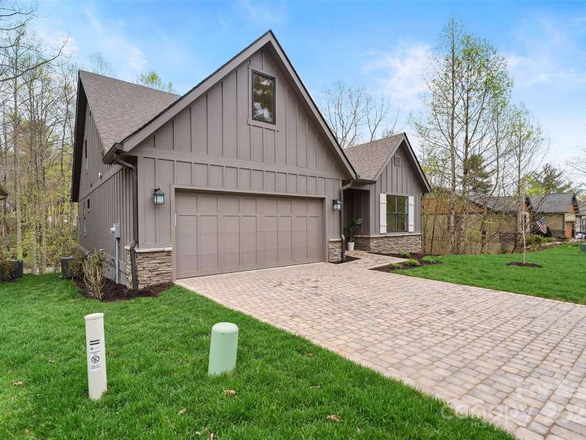 31 Hogans View Circle, Hendersonville, NC 28739.  MLS# CAR4244004, YatesRealty ID 26907. 