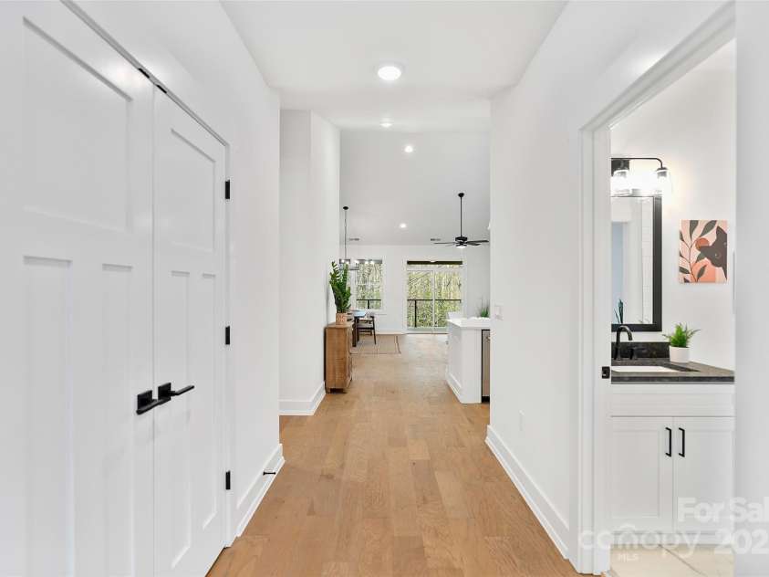 31 Hogans View Circle, Hendersonville, NC 28739.  MLS# CAR4244004, YatesRealty ID 26907. 