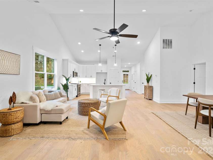 31 Hogans View Circle, Hendersonville, NC 28739.  MLS# CAR4244004, YatesRealty ID 26907. 