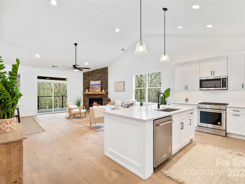 31 Hogans View Circle, Hendersonville, NC 28739.  MLS# CAR4244004, YatesRealty ID 26907. 