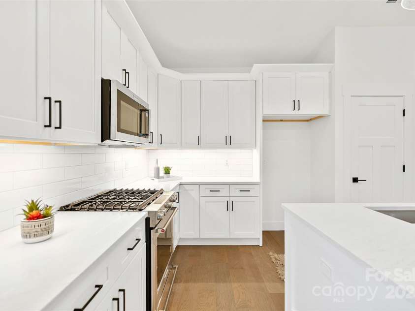 31 Hogans View Circle, Hendersonville, NC 28739.  MLS# CAR4244004, YatesRealty ID 26907. 