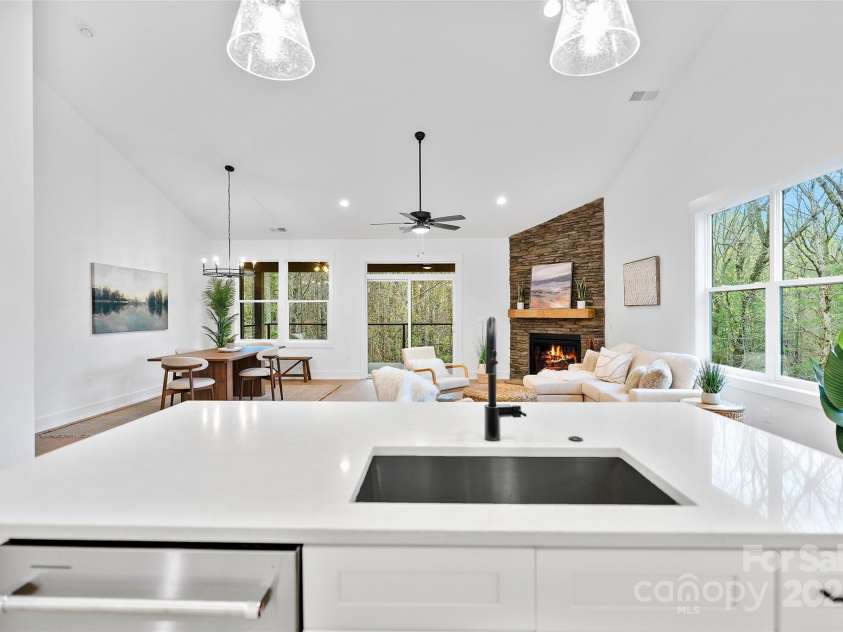 31 Hogans View Circle, Hendersonville, NC 28739.  MLS# CAR4244004, YatesRealty ID 26907. 