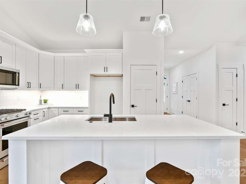 31 Hogans View Circle, Hendersonville, NC 28739.  MLS# CAR4244004, YatesRealty ID 26907. 