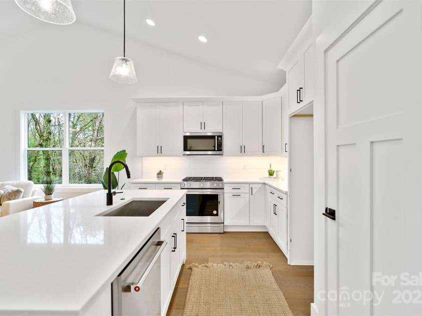 31 Hogans View Circle, Hendersonville, NC 28739.  MLS# CAR4244004, YatesRealty ID 26907. 