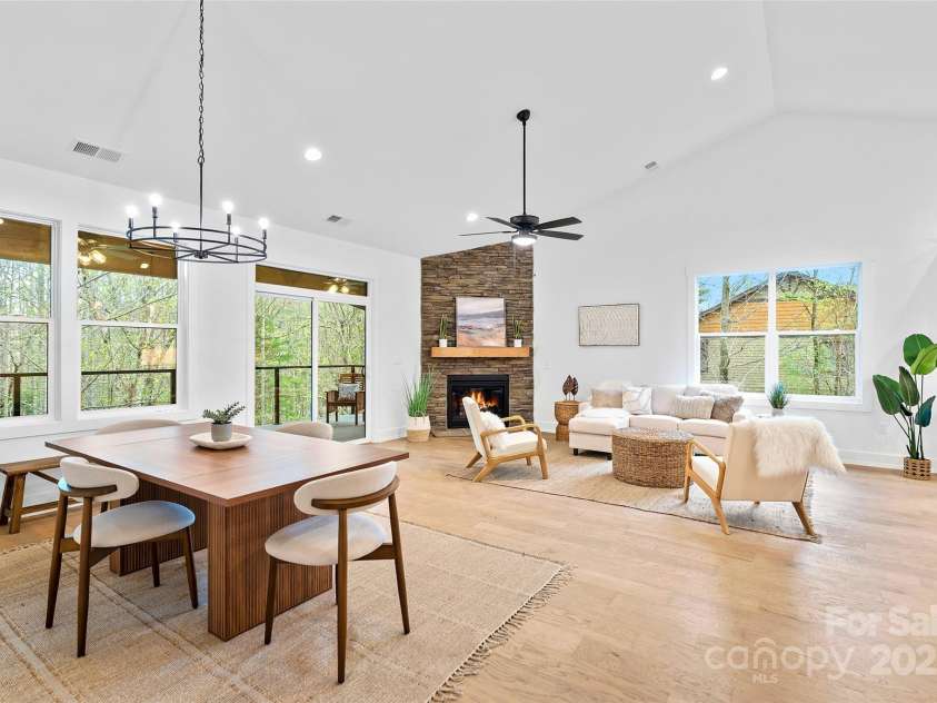 31 Hogans View Circle, Hendersonville, NC 28739.  MLS# CAR4244004, YatesRealty ID 26907. 