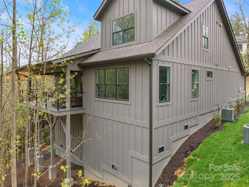 31 Hogans View Circle, Hendersonville, NC 28739.  MLS# CAR4244004, YatesRealty ID 26907. 