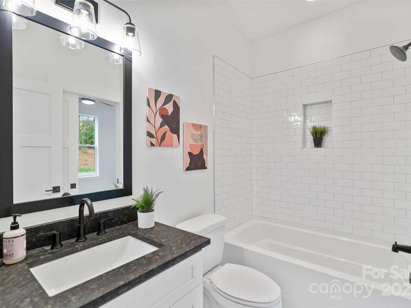 31 Hogans View Circle, Hendersonville, NC 28739.  MLS# CAR4244004, YatesRealty ID 26907. Guest Bath