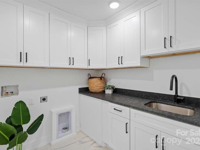 31 Hogans View Circle, Hendersonville, NC 28739.  MLS# CAR4244004, YatesRealty ID 26907. Laundry room