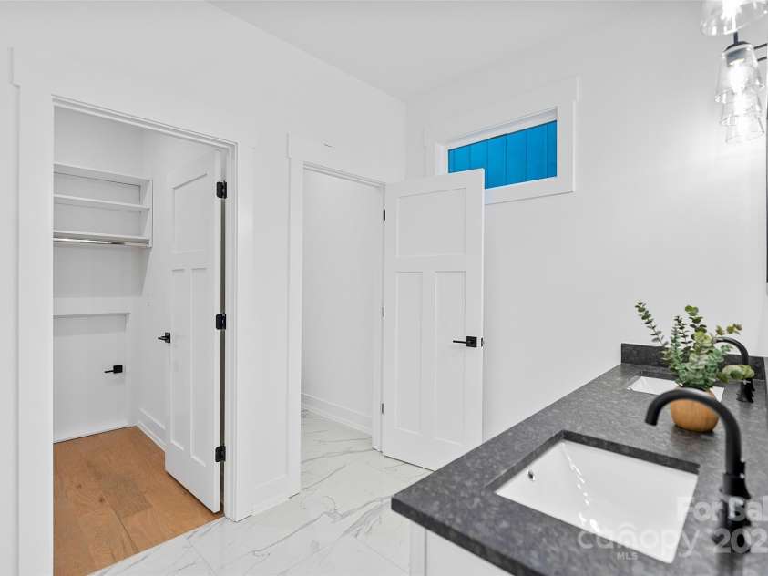 31 Hogans View Circle, Hendersonville, NC 28739.  MLS# CAR4244004, YatesRealty ID 26907. Primary Bath