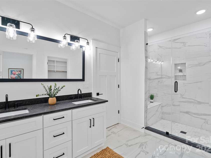 31 Hogans View Circle, Hendersonville, NC 28739.  MLS# CAR4244004, YatesRealty ID 26907. Primary Bath