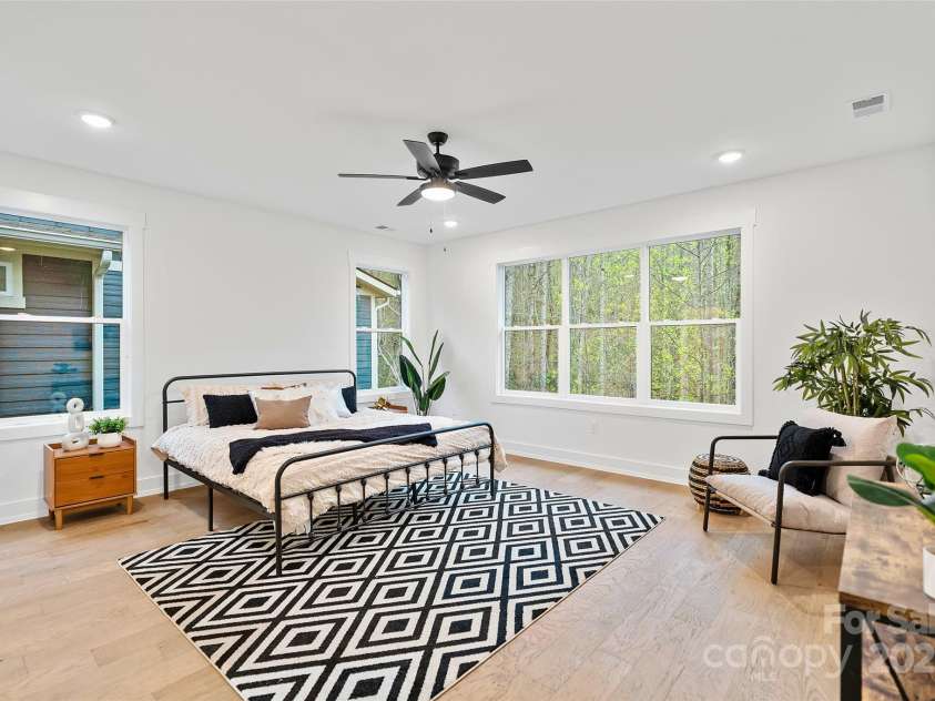 31 Hogans View Circle, Hendersonville, NC 28739.  MLS# CAR4244004, YatesRealty ID 26907. Primary Suite