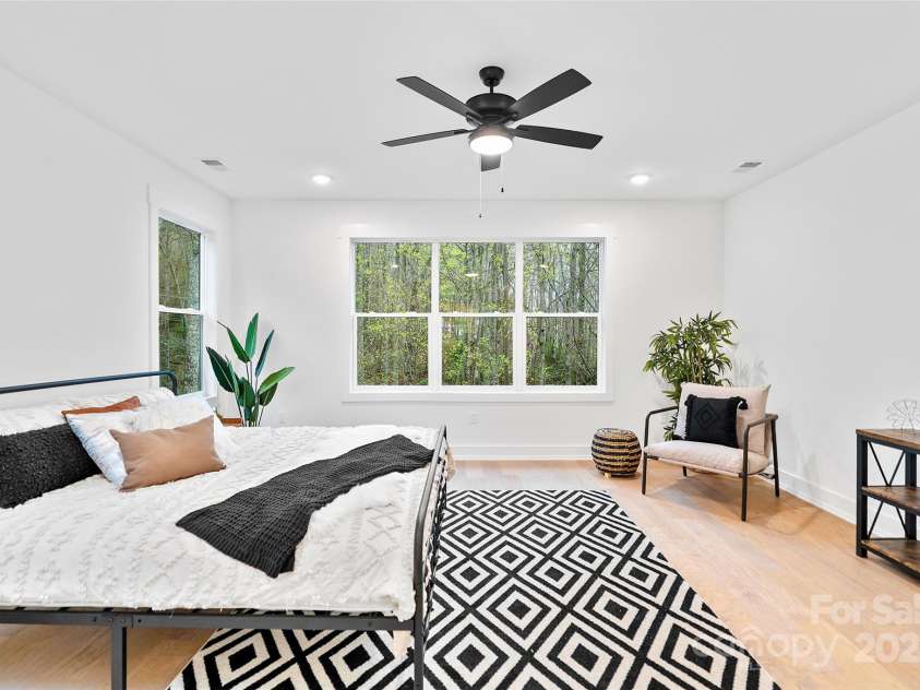 31 Hogans View Circle, Hendersonville, NC 28739.  MLS# CAR4244004, YatesRealty ID 26907. Primary Suite