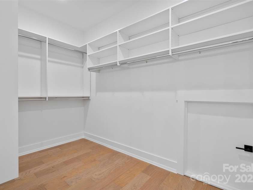 31 Hogans View Circle, Hendersonville, NC 28739.  MLS# CAR4244004, YatesRealty ID 26907. Primary Walk In Closet