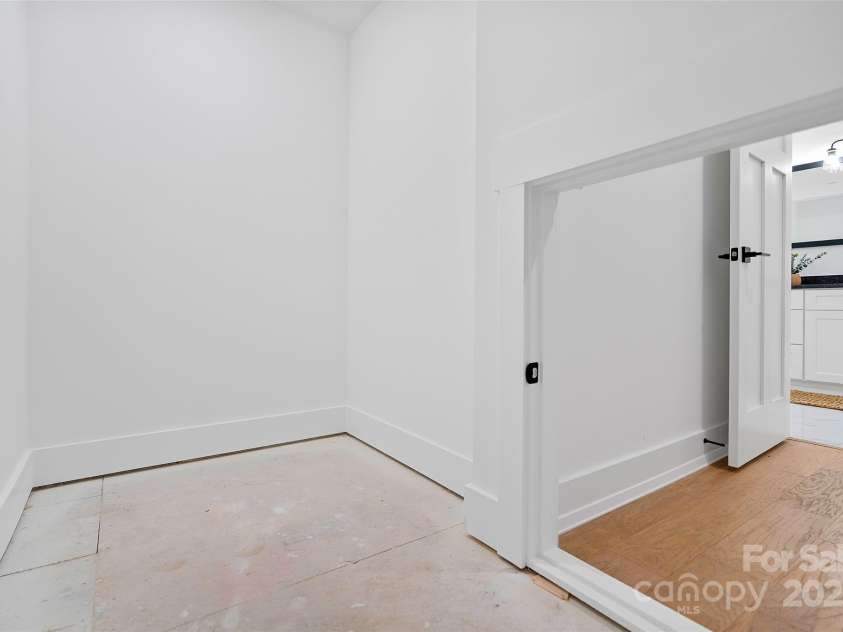 31 Hogans View Circle, Hendersonville, NC 28739.  MLS# CAR4244004, YatesRealty ID 26907. Primary Walk In Closet extended storage space