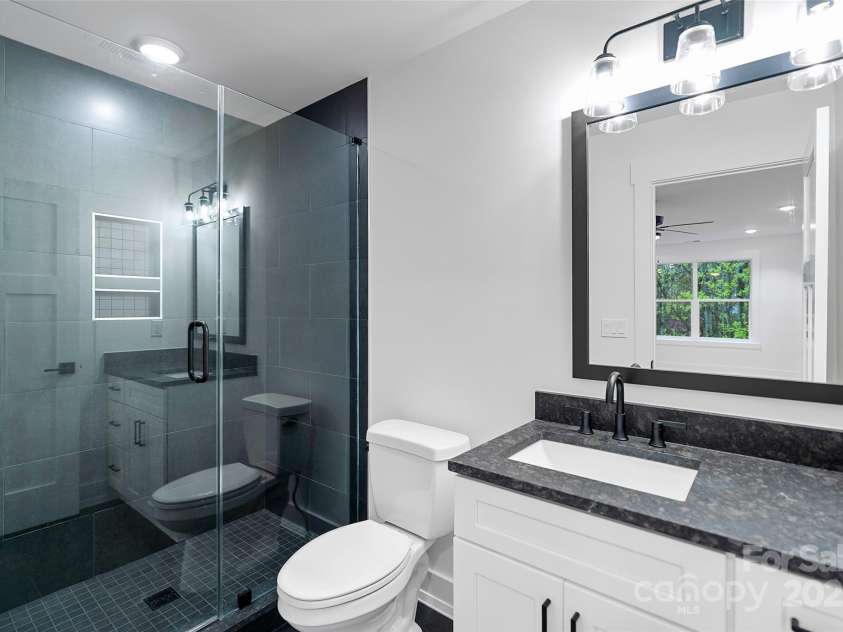 31 Hogans View Circle, Hendersonville, NC 28739.  MLS# CAR4244004, YatesRealty ID 26907. Upstairs Bath