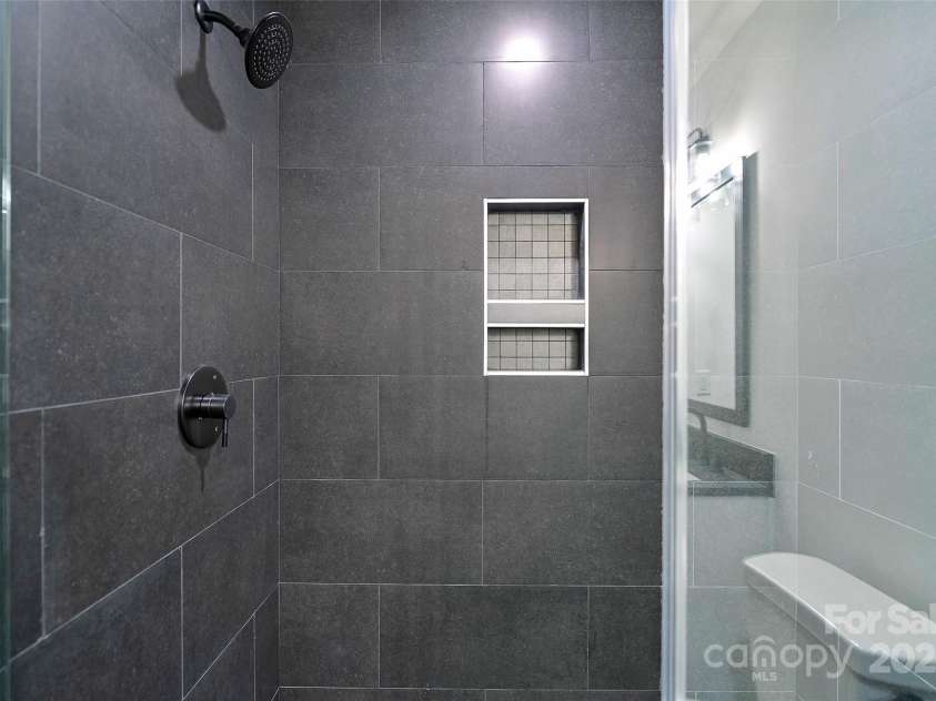 31 Hogans View Circle, Hendersonville, NC 28739.  MLS# CAR4244004, YatesRealty ID 26907. Upstairs Bath