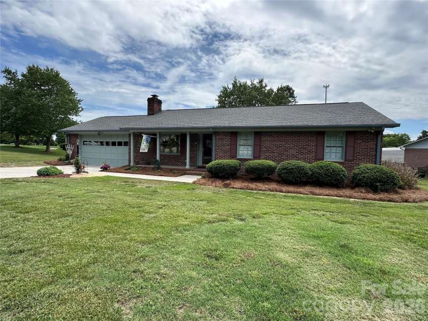 5525 Randolph Road, Kannapolis, NC 28081.  MLS# CAR4388055, YatesRealty ID 26907. 7 minutes from Afton Village / Park 