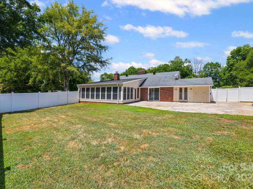 605 Ridgeway Drive, Belmont, NC 28012.  MLS# CAR4282726, YatesRealty ID 26908. 