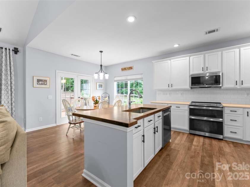 15301 Marsh Field Court, Huntersville, NC 28078.  MLS# CAR4258409, YatesRealty ID 26909. 