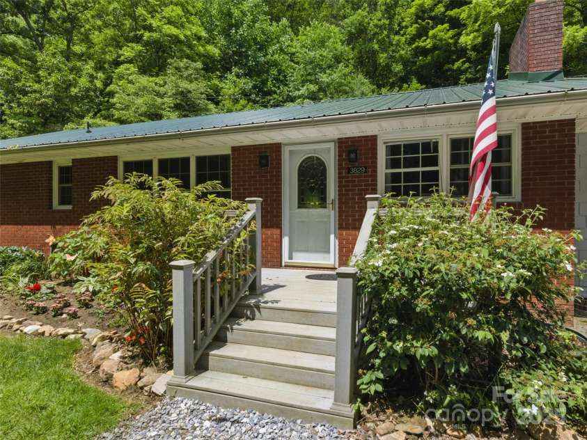 3829 Coxes Creek Road, Burnsville, NC 28714.  MLS# CAR4246043, YatesRealty ID 26911. 