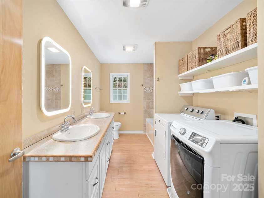 3829 Coxes Creek Road, Burnsville, NC 28714.  MLS# CAR4246043, YatesRealty ID 26911. 