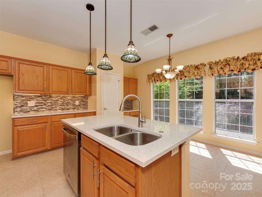 2825 Redfield Drive, Charlotte, NC 28270.  MLS# CAR4253533, YatesRealty ID 26913. 
