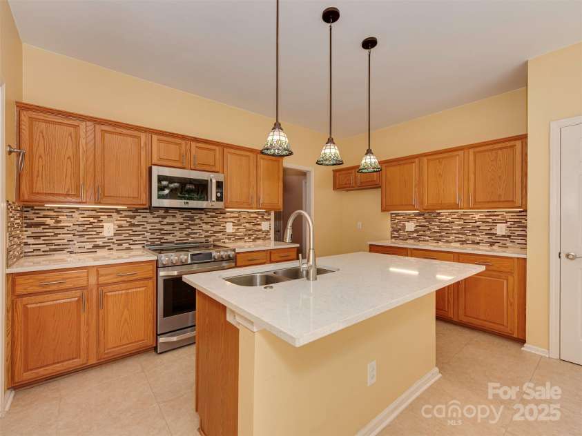 2825 Redfield Drive, Charlotte, NC 28270.  MLS# CAR4253533, YatesRealty ID 26913. 