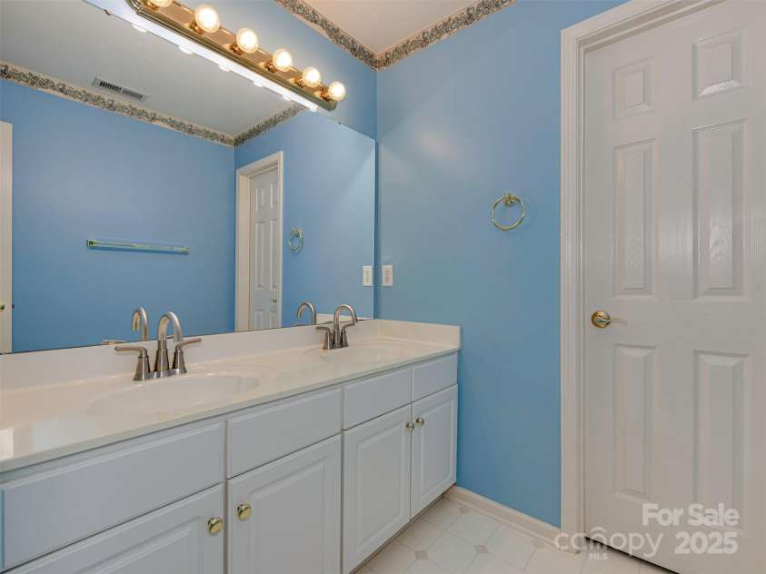 2825 Redfield Drive, Charlotte, NC 28270.  MLS# CAR4253533, YatesRealty ID 26913. Upstairs full bathroom