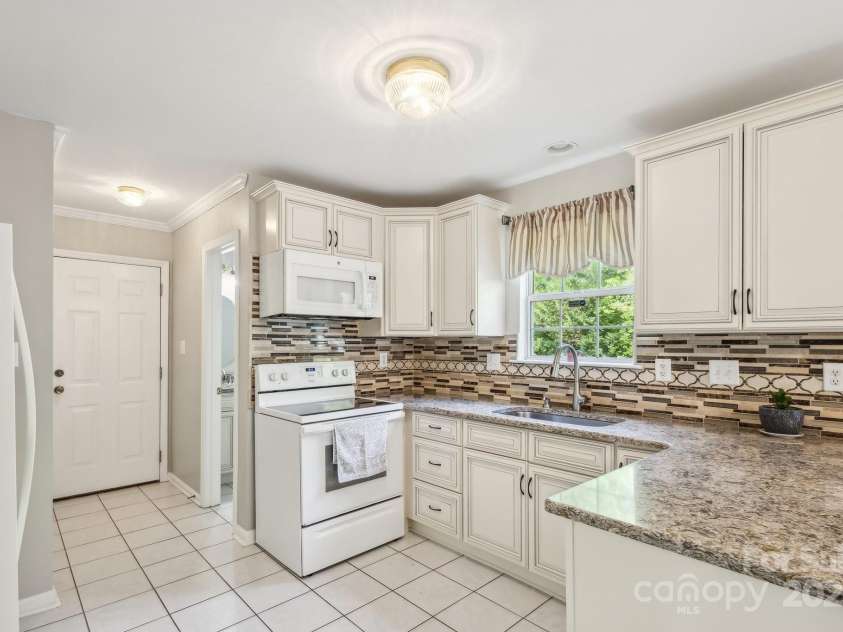 3223 Rheinwood Court, Matthews, NC 28105.  MLS# CAR4253678, YatesRealty ID 26914. 