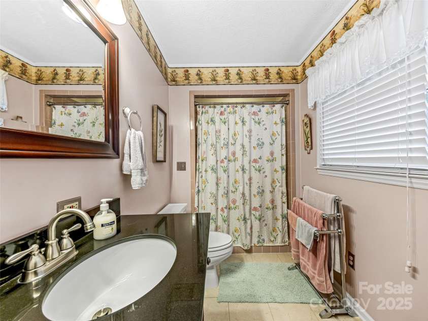 128 View De Lake Drive, Etowah, NC 28729.  MLS# CAR4274148, YatesRealty ID 26919. 
