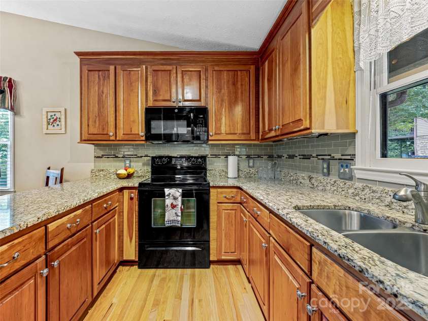 128 View De Lake Drive, Etowah, NC 28729.  MLS# CAR4274148, YatesRealty ID 26919. Enjoy granite counter tops, pantry and great storage