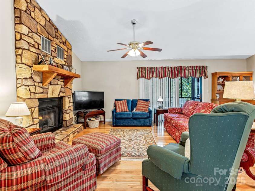 128 View De Lake Drive, Etowah, NC 28729.  MLS# CAR4274148, YatesRealty ID 26919. Light and Bright!