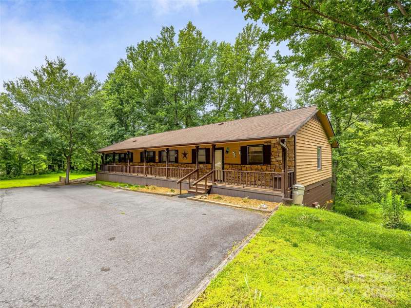128 View De Lake Drive, Etowah, NC 28729.  MLS# CAR4274148, YatesRealty ID 26919. Welcome Home to charming Etowah!