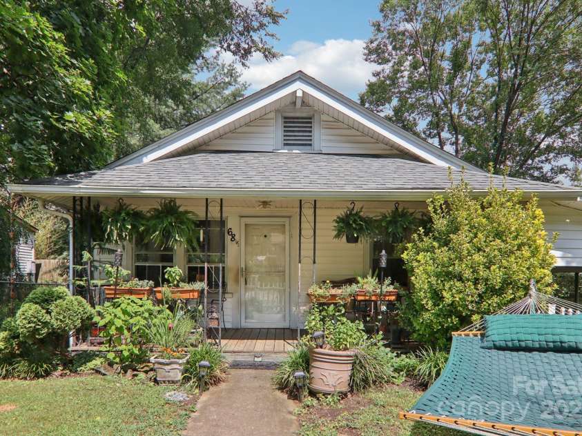 68 1/2 Nevada Avenue, Asheville, NC 28806.  MLS# CAR4280825, YatesRealty ID 26925. Sunny front yard