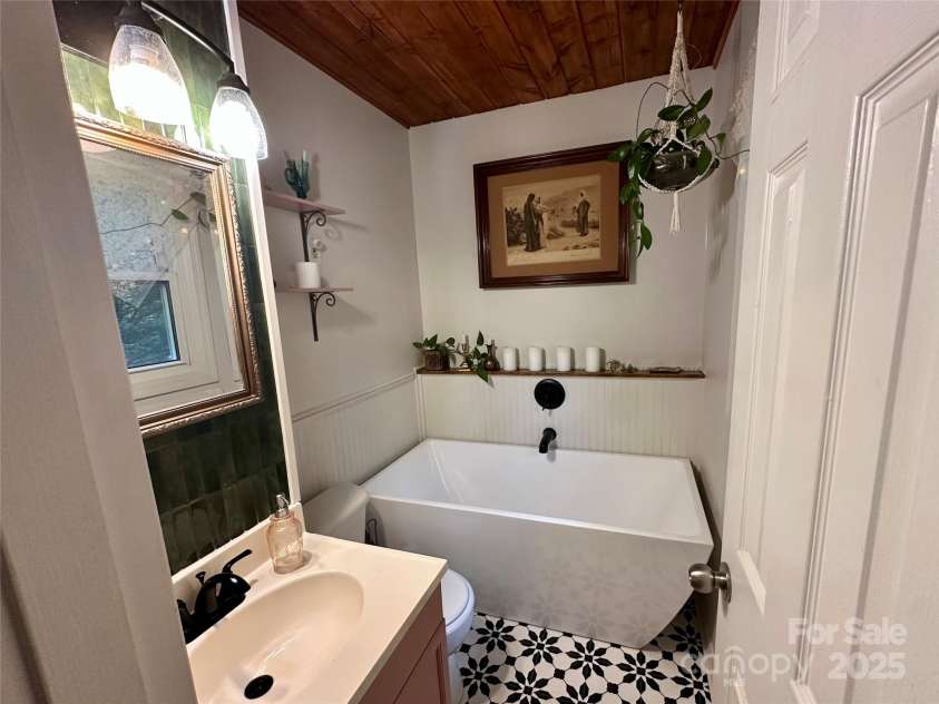 47 Grandview Road, Asheville, NC 28806.  MLS# CAR4281670, YatesRealty ID 26926. 
