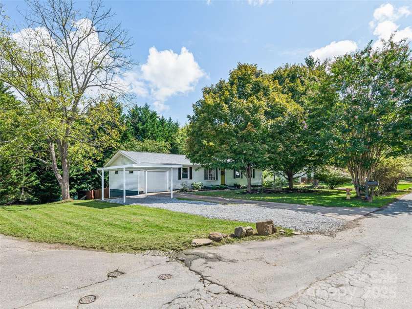 47 Grandview Road, Asheville, NC 28806.  MLS# CAR4281670, YatesRealty ID 26926. 