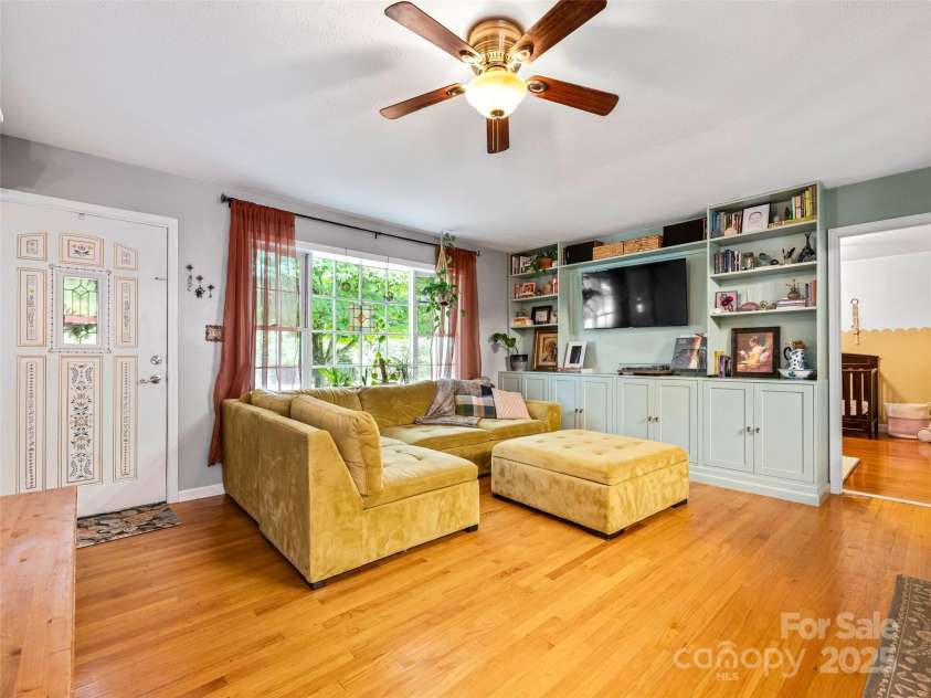 47 Grandview Road, Asheville, NC 28806.  MLS# CAR4281670, YatesRealty ID 26926. 