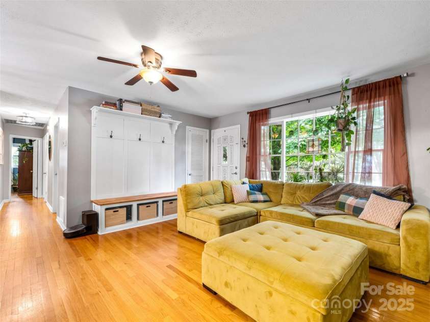 47 Grandview Road, Asheville, NC 28806.  MLS# CAR4281670, YatesRealty ID 26926. 
