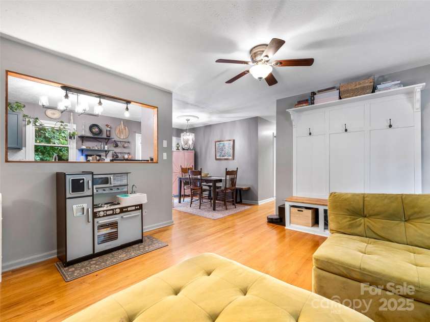 47 Grandview Road, Asheville, NC 28806.  MLS# CAR4281670, YatesRealty ID 26926. 