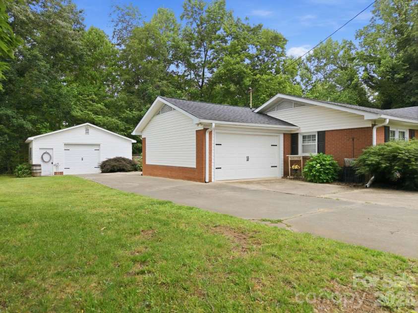 805 Pine Hill Drive, Salisbury, NC 28146.  MLS# CAR4387687, YatesRealty ID 26926. 