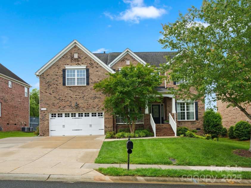 422 Deer Brush Lane, Waxhaw, NC 28173.  MLS# CAR4253488, YatesRealty ID 26930. Full Brick Home with top schools and flexible floor plan.