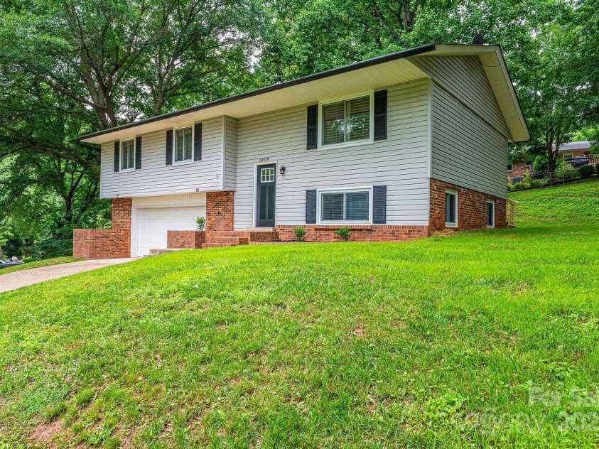 1309 Poplar Circle, Newton, NC 28658.  MLS# CAR4272875, YatesRealty ID 26931. 