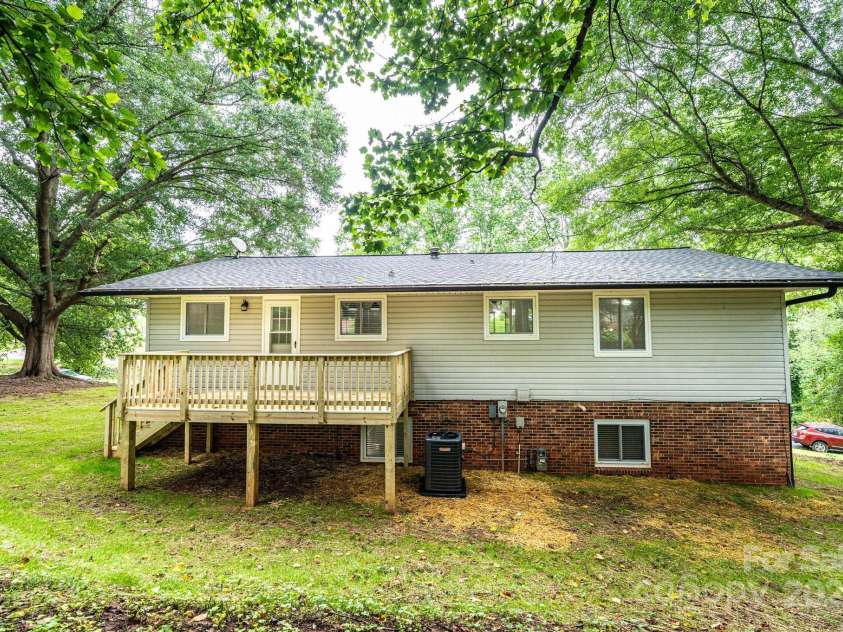 1309 Poplar Circle, Newton, NC 28658.  MLS# CAR4272875, YatesRealty ID 26931. 