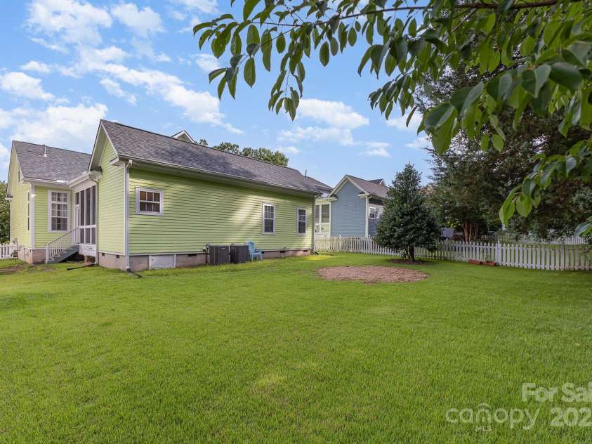9210 Ginhouse Lane, Charlotte, NC 28277.  MLS# CAR4266408, YatesRealty ID 26933. 