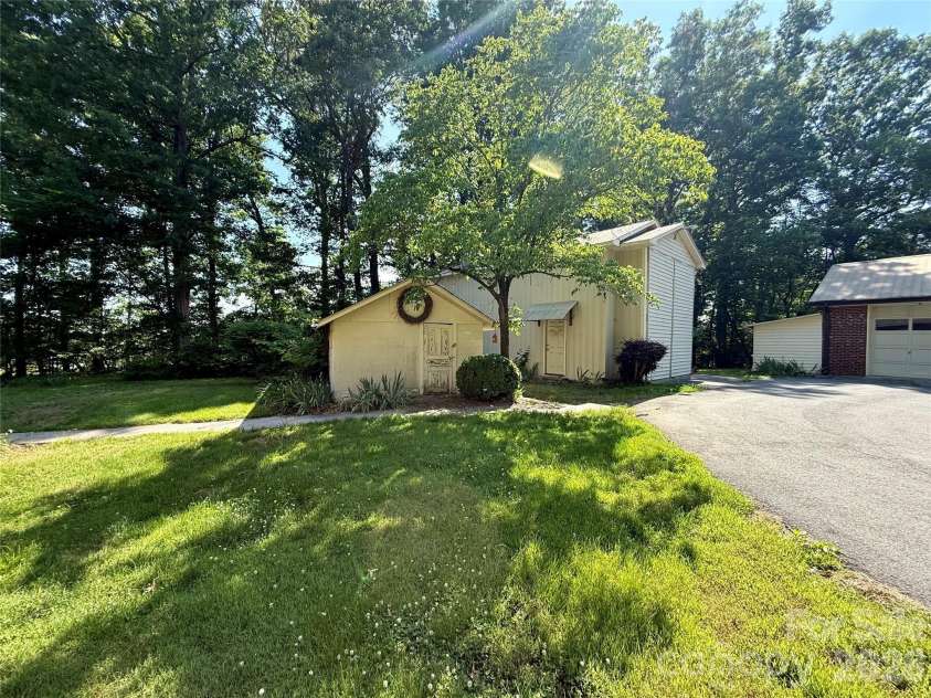 3250 Mount Pleasant Road, Concord, NC 28025.  MLS# CAR4383508, YatesRealty ID 26936. 