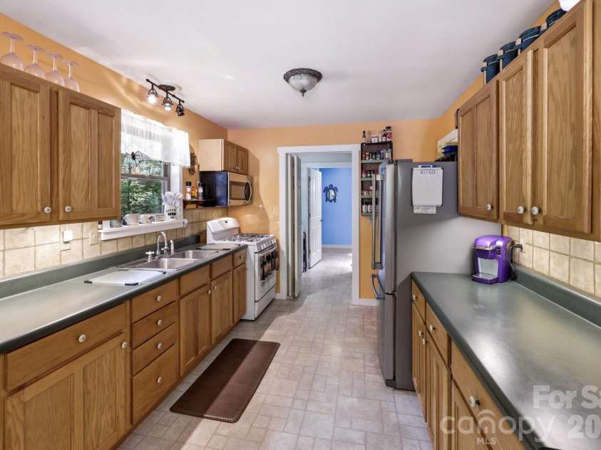 37 Pine Bluff Road, Hendersonville, NC 28792.  MLS# CAR4388445, YatesRealty ID 26939. 