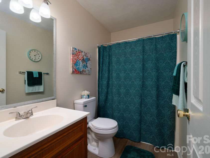 1371 Millrace Drive, Conover, NC 28613.  MLS# CAR4303255, YatesRealty ID 2694. Hall Bath