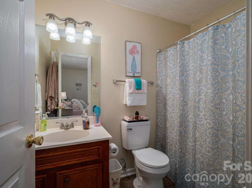 1371 Millrace Drive, Conover, NC 28613.  MLS# CAR4303255, YatesRealty ID 2694. Primary Bath