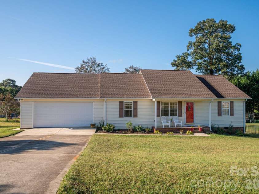 1371 Millrace Drive, Conover, NC 28613.  MLS# CAR4303255, YatesRealty ID 2694. Pristine Condition