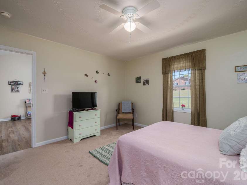 1371 Millrace Drive, Conover, NC 28613.  MLS# CAR4303255, YatesRealty ID 2694. Spacious Primary Suite